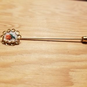 💎 JEWELLERY 2/$25💎 Vintage-Style Needlepoint Stick Pin